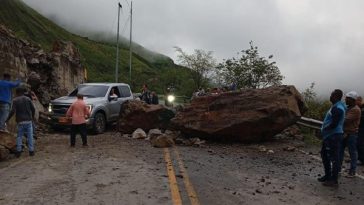 Roca cayó sobre la vía Panamericana.