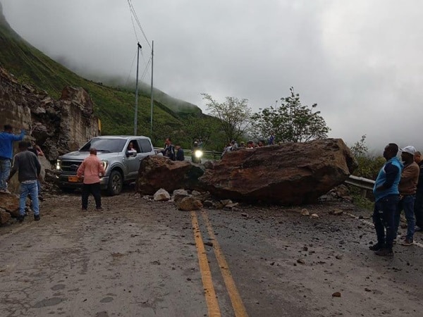 Roca cayó sobre la vía Panamericana.