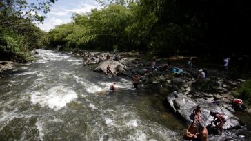 Susto por una mujer que logró ser rescatada entre el caudal del río Pance, en el sur de Cali