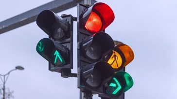 Taxista arrolló a un motociclista en Tunjuelito y huyó del lugar #AsíPasó Un taxista arrolló a un motociclista luego de que, al parecer, se pasó un semáforo en rojo en Tunjuelito. El conductor huyó del lugar.