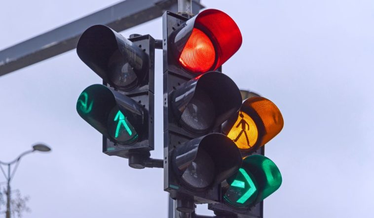 Taxista arrolló a un motociclista en Tunjuelito y huyó del lugar #AsíPasó Un taxista arrolló a un motociclista luego de que, al parecer, se pasó un semáforo en rojo en Tunjuelito. El conductor huyó del lugar.