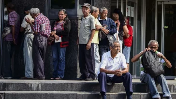 Fila de pensionados.