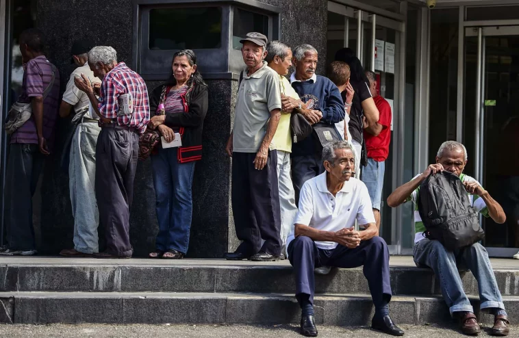 Fila de pensionados.