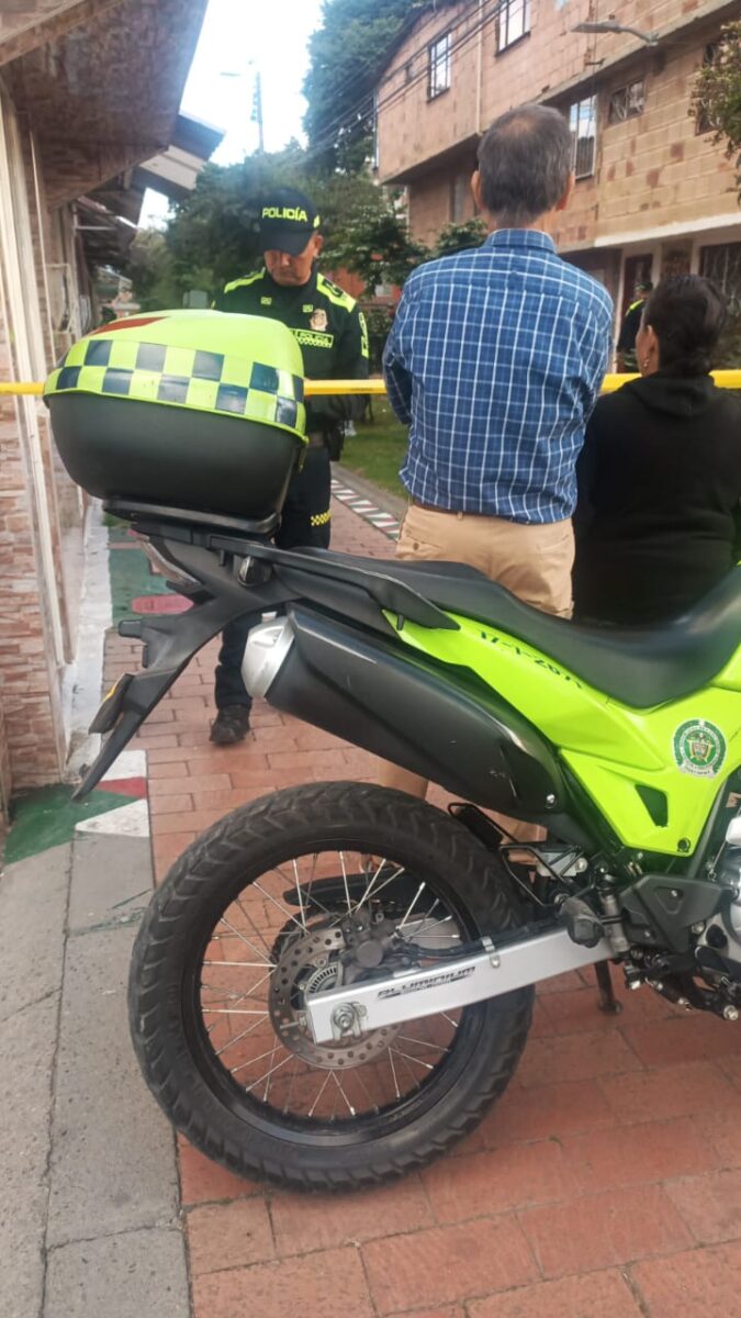 ÚLTIMA HORA: Asesinato de una mujer en una vivienda de Kennedy Autoridades confirmaron el asesinato de una mujer en una vivienda de la localidad de Kennedy, en el barrio El Carmelo. Esto se sabe.