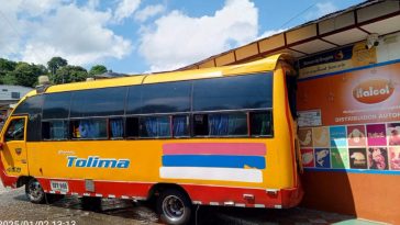 Un bus se incendió y se estrelló contra un establecimiento en Victoria