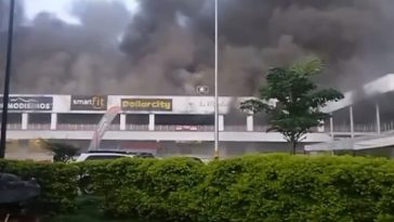 Un incendio en un restaurante de un centro comercial al sur de Cali provocó emergencia la mañana de este viernes