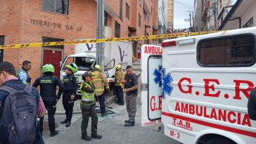 Un lesionado deja choque de furgón contra un poste en el Centro de Manizales