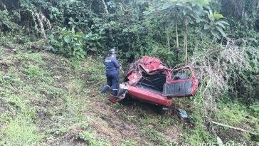 Un muerto y tres heridos deja choque de carro y volqueta en la Troncal de Occidente