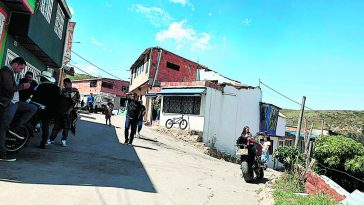 Un muerto y un herido deja ataque en Ciudad Bolívar En horas de la mañana de ayer en medio de la celebración del Nuevo Año, una familia fue atacada a tiros cuando estaban departiendo a las afueras de una vivienda en la localidad de Barrios Unidos. El terrible crimen dejó a una persona muerta y a otra herida.