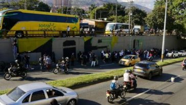 Grafiteros pintan mural en Medellín