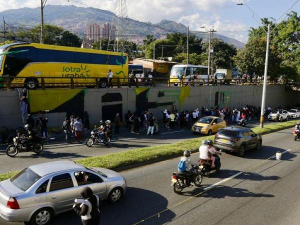 Grafiteros pintan mural en Medellín