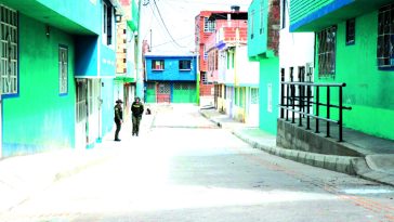 Vecino atacó con un machete a Giovanna en Ciudad Bolívar; por poco muere El agresor le dio 3 machetazos a Giovanna, uno en la cabeza y otro en las manos. Los hechos ocurrieron en Ciudad Bolívar, al sur de Bogotá.