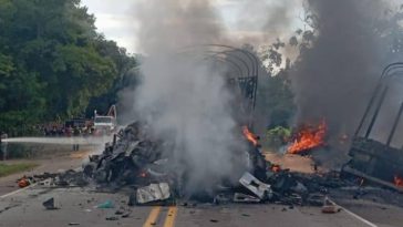 Video | Terrible accidente entre tractomulas y una camioneta en Santander; murieron dos personas calcinadas por choque