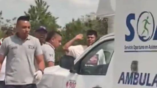 ¡Lo que faltaba! Conductor de ambulancia peleando atravesó moto para impedir traslado de paciente