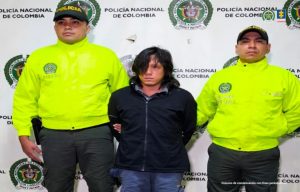  En la imagen aparece el procesado en medio de dos miembros de la Policía Nacional.