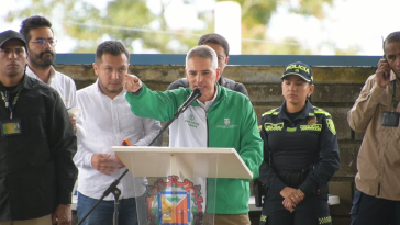 Acalorado discurso del Gobernador de Antioquia en presencia de MinAmbiente: 'aquí no estamos en la casa del caos como lo vimos ayer en horario prime en televisión'