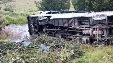 Accidente de bus en Cundinamarca: mujer de 28 años fue la víctima fatal El bus transportaba trabajadores de un empresa de flores. Hay 27 heridos y una víctima mortal.