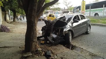 Accidente deja dos mujeres heridas y dos jóvenes detenidos tras huir