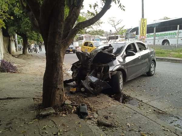 Accidente deja dos mujeres heridas y dos jóvenes detenidos tras huir