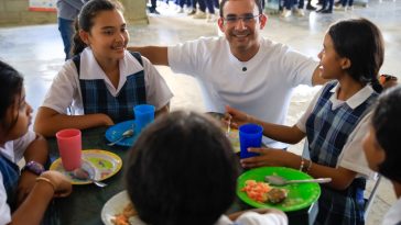 Alcalde Hugo Kerguelén lanza el Programa de Alimentación Escolar en Montería con un almuerzo para estudiantes