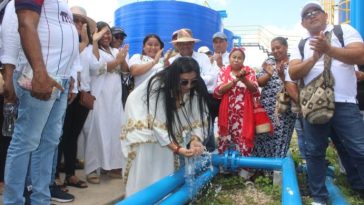 Aspecto cuando la alcaldesa de disponía a probar el agua que sería entregada a los habitantes de la zona urbana de su municipio.