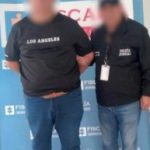 En la imagen aparece una persona de suéter negro junto a un uniformado de la Policía. 