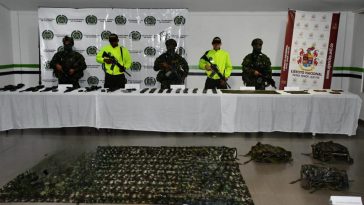 En la imagen se ve a una persona capturada, identificada como Manuel Caicedo Sinisterra, quien aparece junto a uniformados del Ejército y la Policía. Frente a ellos se ve una mesa con 6 fusiles, 2 pistolas, 14 morrales de campaña, 30 proveedores, 715 cartuchos de calibres 5.56 y 9 mm, y 3 artefactos explosivos improvisados.