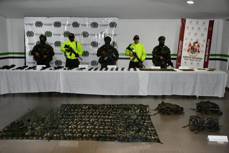 En la imagen se ve a una persona capturada, identificada como Manuel Caicedo Sinisterra, quien aparece junto a uniformados del Ejército y la Policía. Frente a ellos se ve una mesa con 6 fusiles, 2 pistolas, 14 morrales de campaña, 30 proveedores, 715 cartuchos de calibres 5.56 y 9 mm, y 3 artefactos explosivos improvisados.