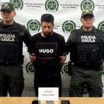 En la foto está Harold David Rodríguez Calderón con dos servidores del gaula de la Policía Nacional