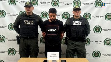 En la foto está Harold David Rodríguez Calderón con dos servidores del gaula de la Policía Nacional