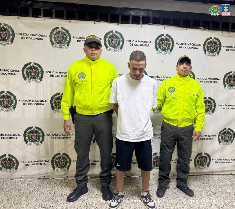 En la imagen aparece el procesado en medio de dos uniformados de la policía.