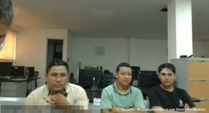 En la imagen se ven tres hombres identificados como Millán Arnulfo Barahona Gómez, alias Miller o Cuchillo; Maicol Stiven Coca Valencia, alias Michel Coca; y Luis Alejandro Aristizábal García, alias Colágeno o Quietico, quienes habrían participado en actos terroristas y otras conductas delincuenciales contra la población civil y la fuerza pública en Guaviare.