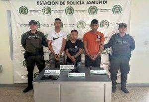 En la fotografía se aprecian de pie, con los brazos adelante y esposados a Leonidas Ilario Burbano Tonquino, Jeanklin José Zurita Cortés y Frandi José Martínez Ávila. Uno viste camiseta blanca con impresión a la altura del pecho en color negro y jean de color gris desteñido. Otro viste con camiseta de manga corta y de color negro, así como jean azul claro. un tercero viste con camiseta de manga corta de color rojo y pantalón negro, con bolsillos a los lados, a la altura de los muslos. A los extremos hay uniformados de la Policía Nacional. Delante de ellos hay una mesa y sobre ella hay cuatro letreros que dicen: ‘Elementos incautados’, ‘Captura en flagrancia’, ‘Arma de fuego’ y ‘Munición calibre 9mm’. Asimismo, se ven tres teléfonos celulares, un arma de fuego y un proveedor. Detrás de ellos hay un pendón institucional de la Policía de Jamundí (Valle).