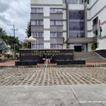 Los capturados se encuentran de espalda y en custodia por uniformados de la Policía Nacional. En la foto se ven los paquetes de marihuana distribuidos en el piso.