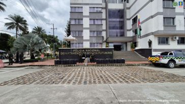 Los capturados se encuentran de espalda y en custodia por uniformados de la Policía Nacional. En la foto se ven los paquetes de marihuana distribuidos en el piso.