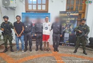 En la imagen aparecen dos personas detenidas, entre tres uniformados del CTI y dos del Gaula Militar.