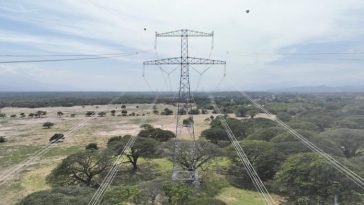 Las redes eléctricas están siendo colocadas, las cuales conducirán la energía que se produce en La Guajira a través de los aerogeneradores.