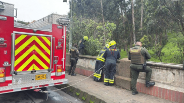 Bomberos rescatan a un hombre que cayó al río Pasto