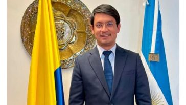 Camilo Romero renuncia a la Embajada de Colombia en Argentina y anuncia su regreso al país