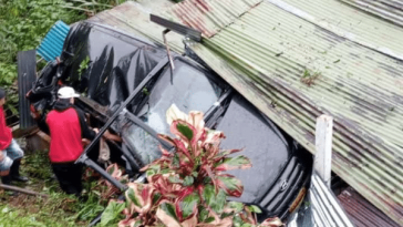 Camioneta pierde el control y cae sobre una marranera en Nariño