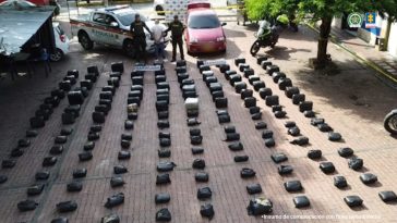 En la fotografía, tomada en exteriores, se aprecia de espaldas a la cámara y con  los brazos atrás a Yojan Andrés Rojas Montilla. Viste camiseta blanca y jean azul. A los extremos hay uniformados de la Policía Nacional. En el lado derecho de la fotografía hay un vehículo rojo y al lado derecho uno de la Policía. En el piso se observa gran cantidad de paquetes de color negro. En la parte posterior hay un pendón institucional de la Policía.