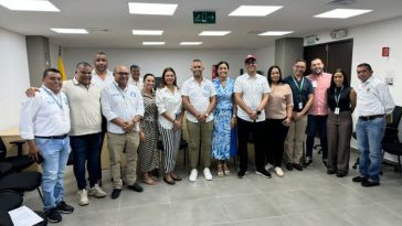 El gobernador y el alcalde de Uribia, trabajando juntos para el beneficio de la población de ese municipio.