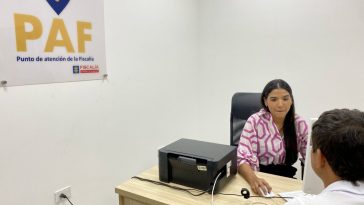 En las imágenes, un gerente de impuestos parece asistir a un usuario y a la fachada del Punto de Atención Física (PAF), de Ciénaga de Oro.