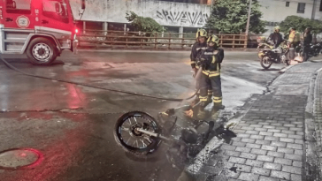 Comunidad quema la moto de un sujeto que presuntamente habría cometido un hurto a la medianoche en Pasto