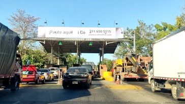 Conductores denuncian que pintura del Peaje Garzones cae sobre sus carros