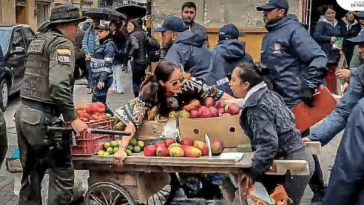 Confiscaron carretilla de frutas y canastas a vendedores informales durante operativo en el centro de Pasto