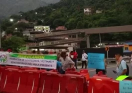 Continúa bloqueo de la vía entre Bogotá y Girardot