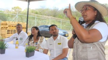 Diana Ustate, presidente de la Junta de Acción Comunal del barrio Centro de Albania, en momento que manifestaba su descontento con Aqualia. Al fondo la mesa directiva en el marco de la inauguración de la planta de tratamiento de agua potable.