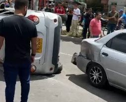 EN VIDEO: Grave accidente en la avenida Guayacanes entre dos carros y una volqueta Videos registraron cómo terminaron los vehículos involucrados en un grave accidente de tránsito que se presentó en plena avenida Guayacanes. Vea aquí.