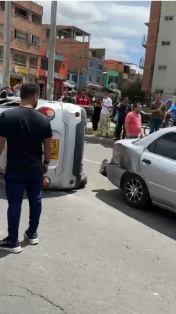 EN VIDEO: Grave accidente en la avenida Guayacanes entre dos carros y una volqueta Videos registraron cómo terminaron los vehículos involucrados en un grave accidente de tránsito que se presentó en plena avenida Guayacanes. Vea aquí.